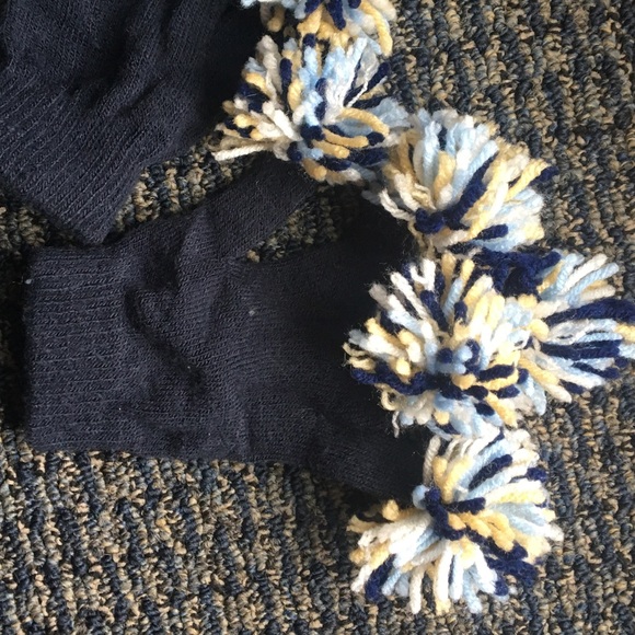 Pom Pom gloves - Picture 3 of 3